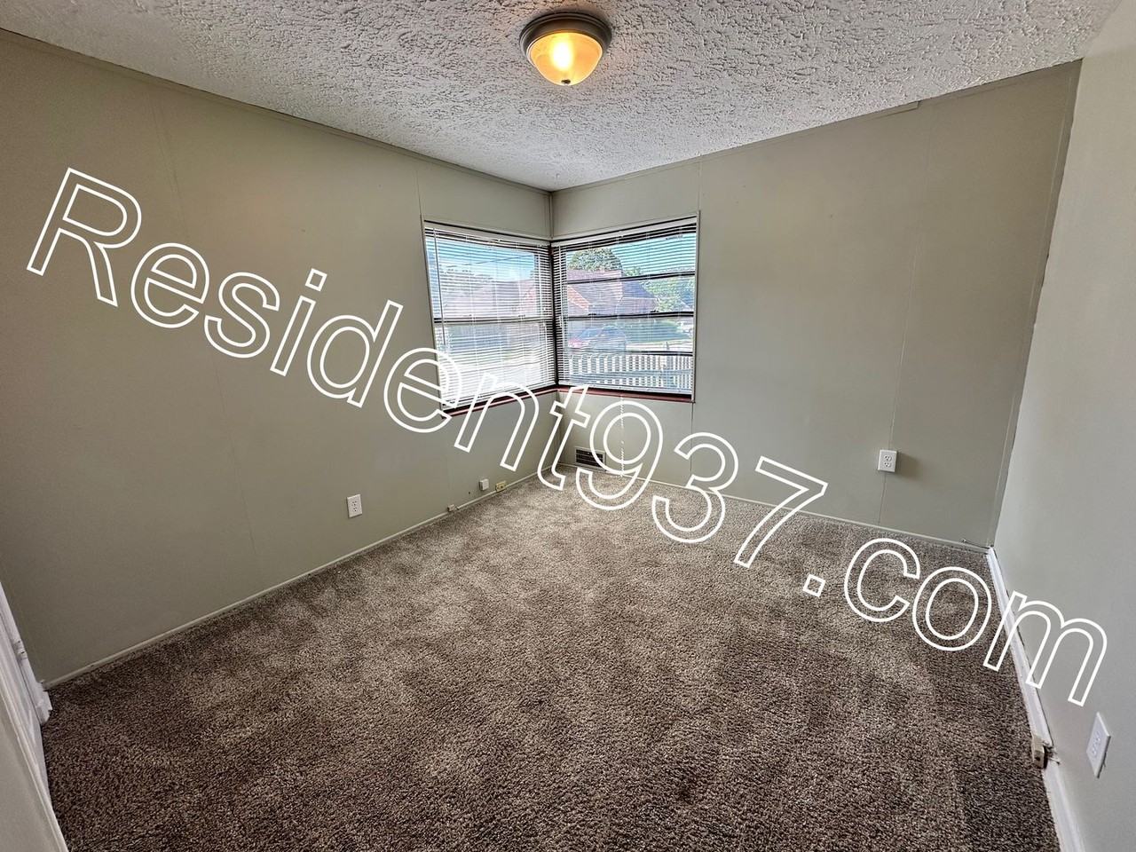 301 Rockhill Ave - Photo 7 of 17