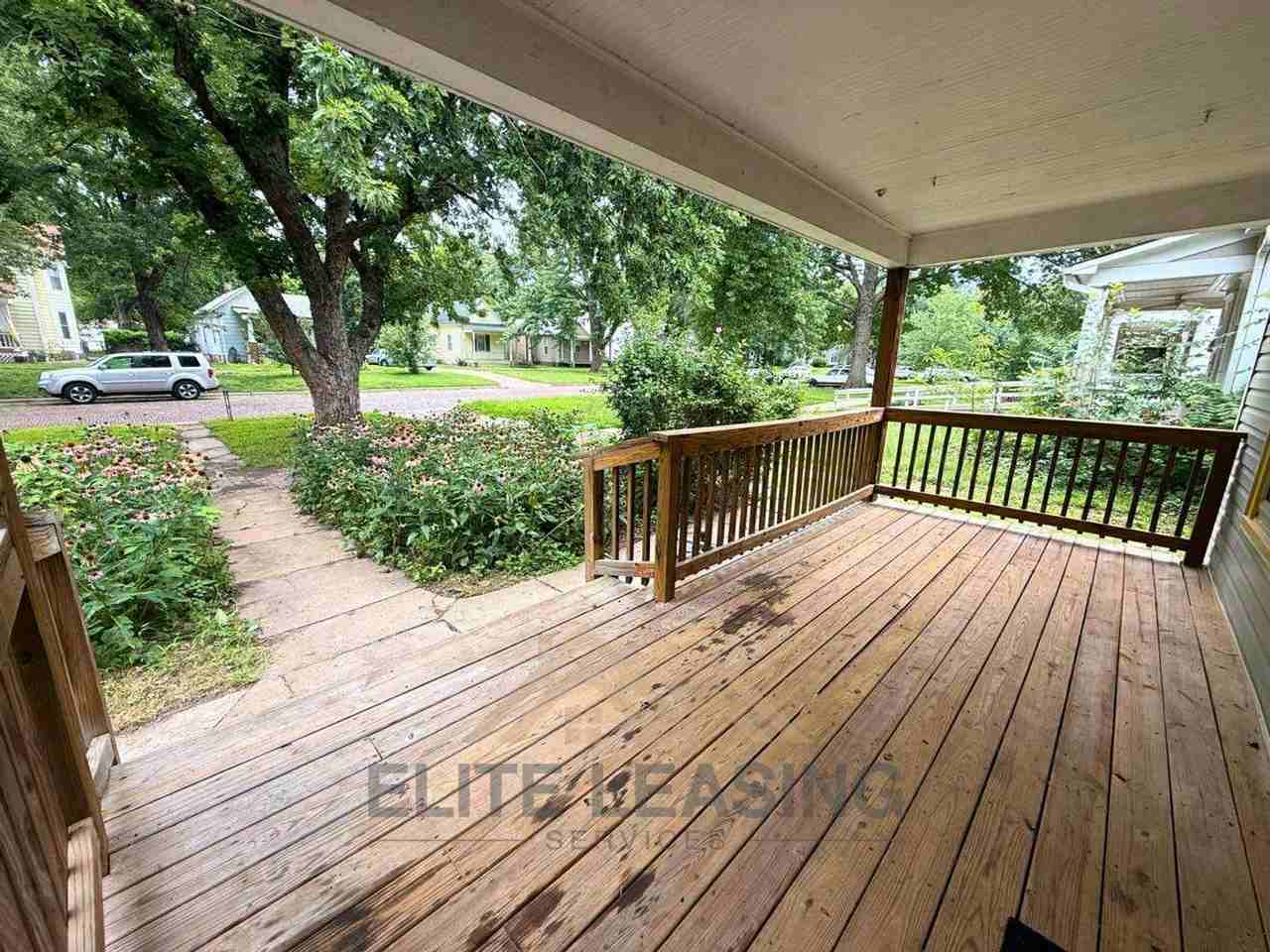 111 Sw Fillmore St - Photo 2 of 13