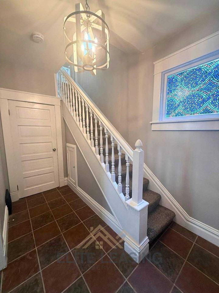 111 Sw Fillmore St - Photo 3 of 13