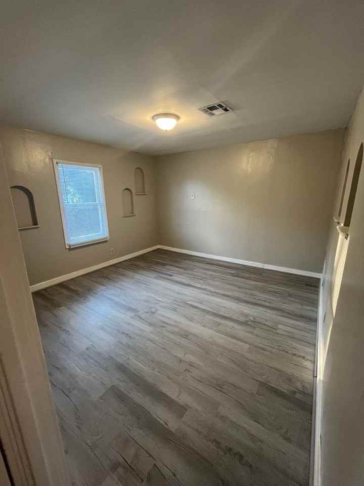 116 West Beech Street - Photo 2 of 9