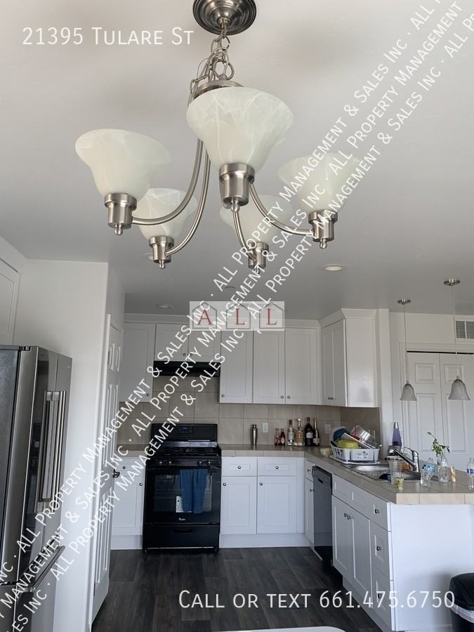 21395 Tulare St - Photo 3 of 23