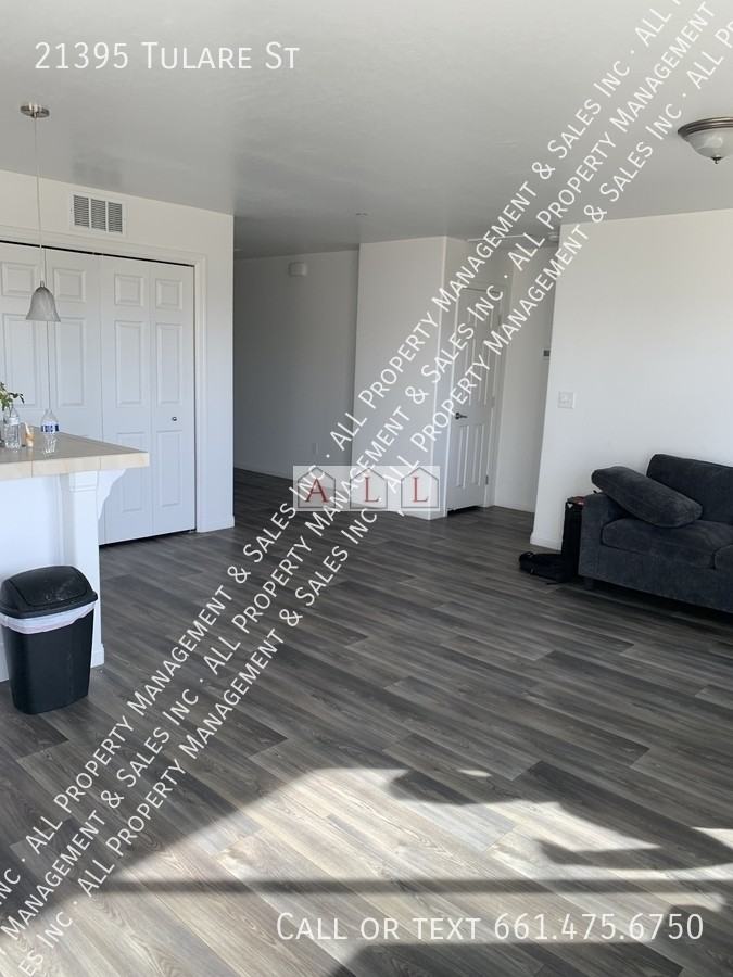 21395 Tulare St - Photo 4 of 23