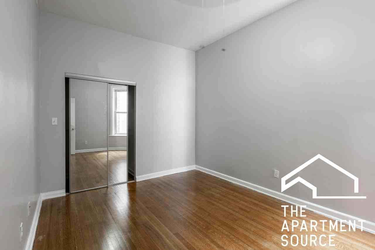 908 West Montrose Avenue, Unit 906-3 - Photo 3 of 13