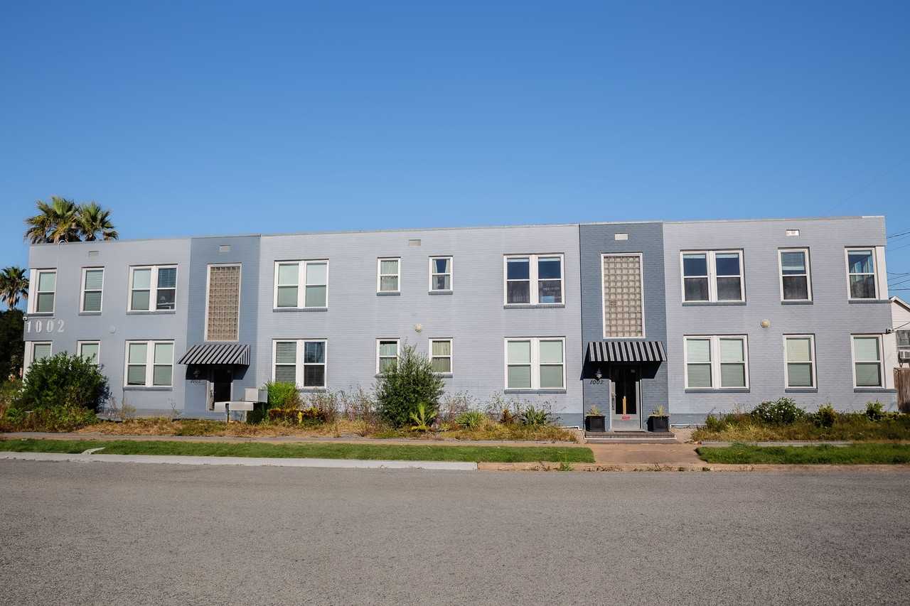 1002 11th St - Photo 5 of 31