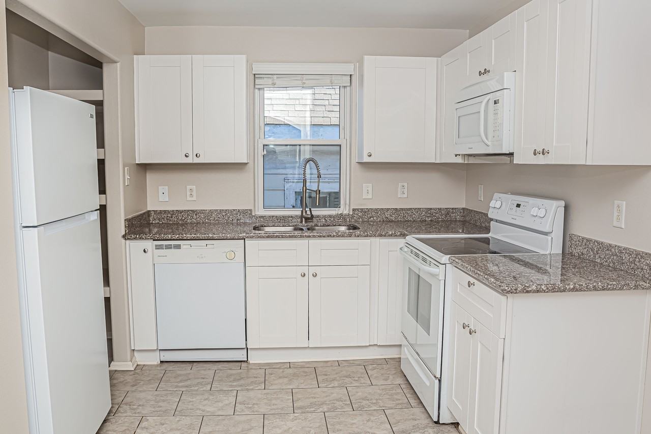 1002 11th St - Photo 6 of 31