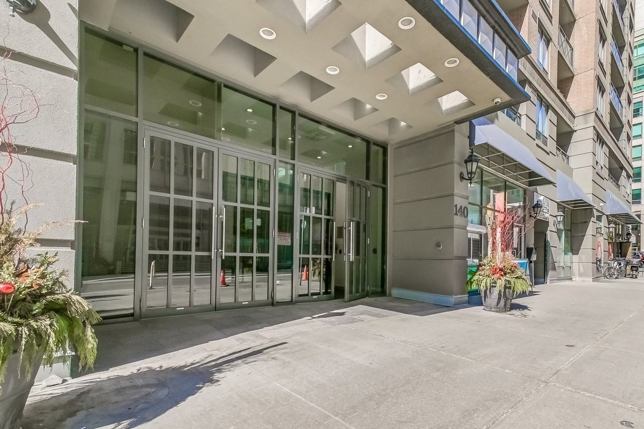 140 Simcoe St - Photo 3 of 44