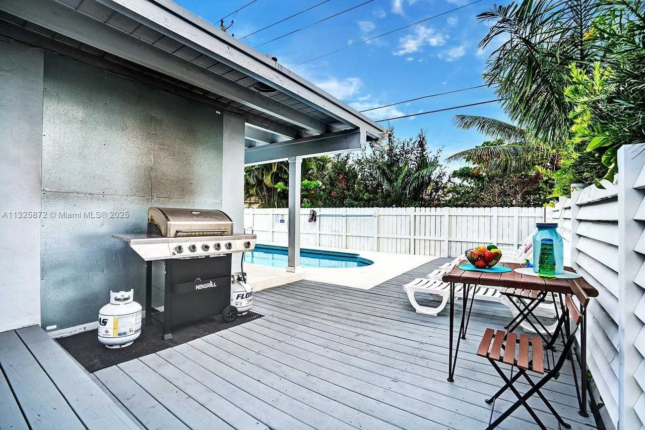 1018 Adams St - Photo 5 of 47