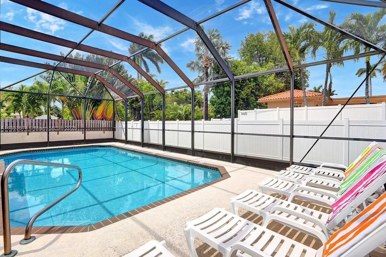 947 Washington St - Photo 2 of 45