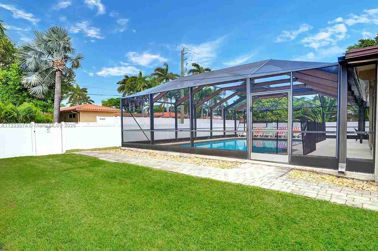 947 Washington St - Photo 4 of 45