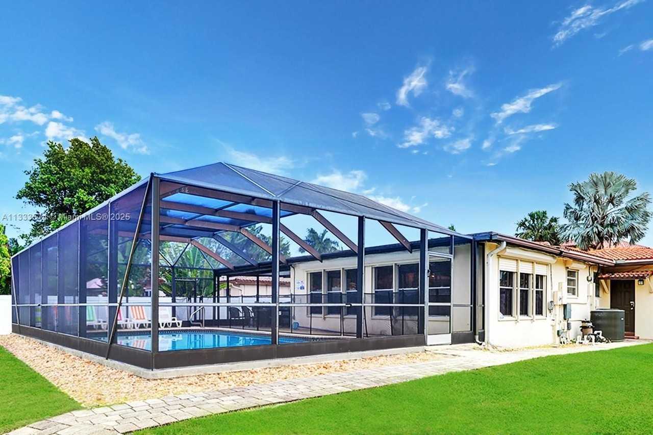 947 Washington St - Photo 5 of 45