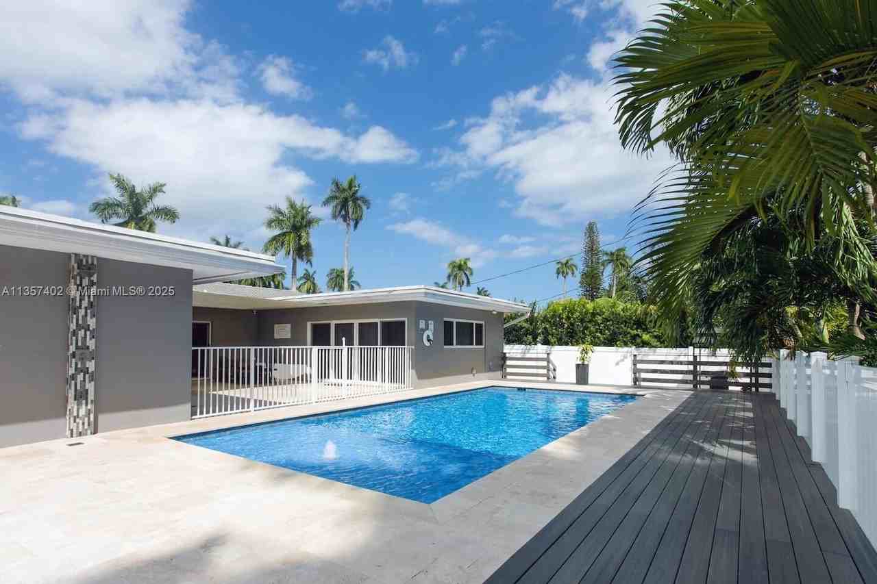 1218 Hollywood Blvd - Photo 2 of 49