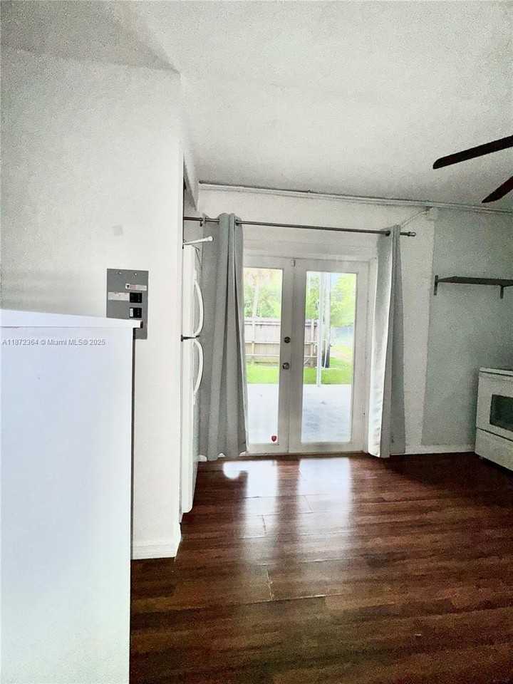 1601 Sw 20th Ave #3 - Photo 5 of 13