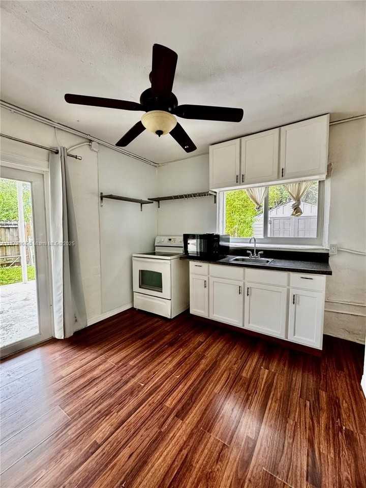 1601 Sw 20th Ave #3 - Photo 6 of 13