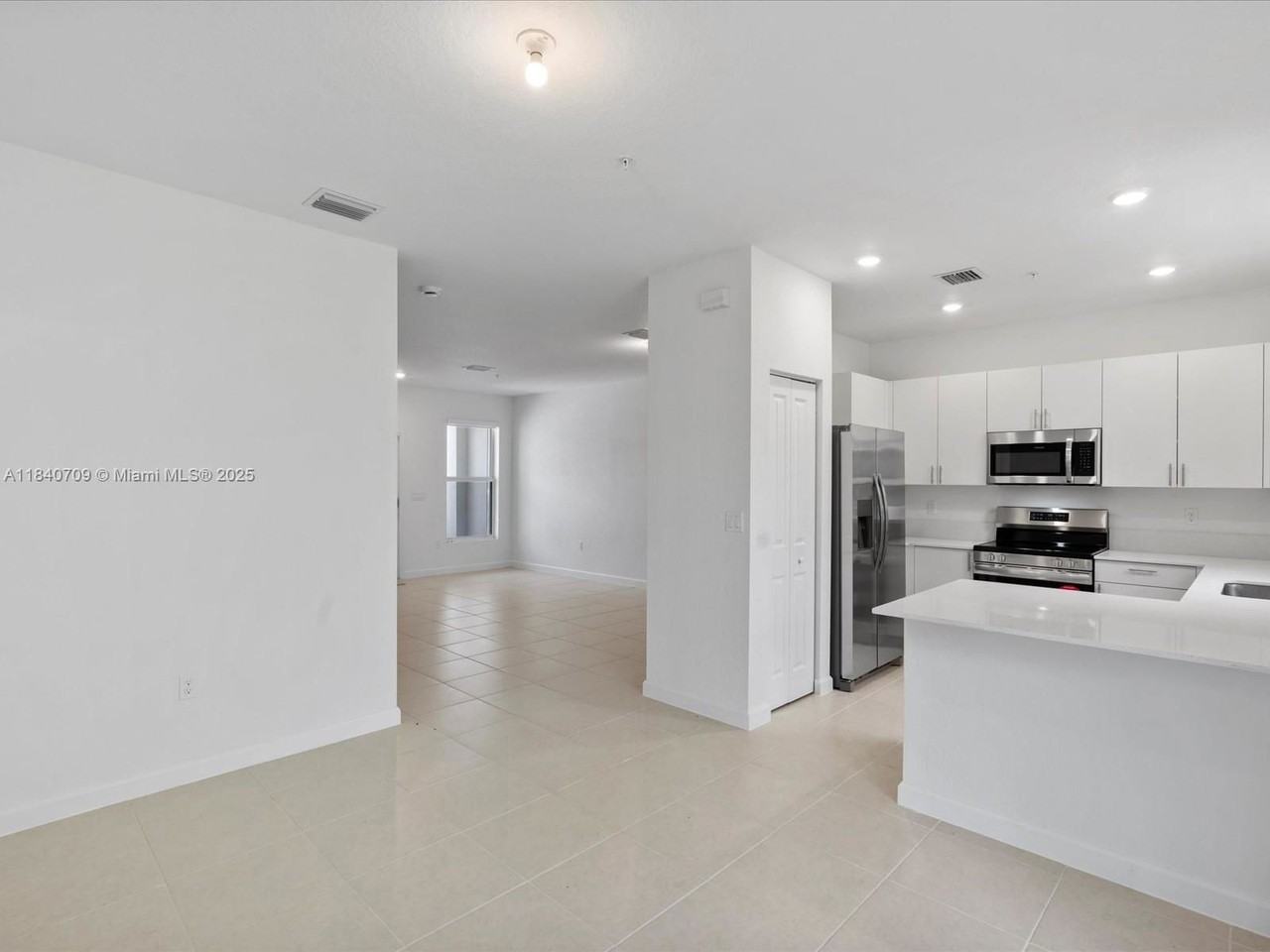 106 Sw 184th Ave - Photo 2 of 6