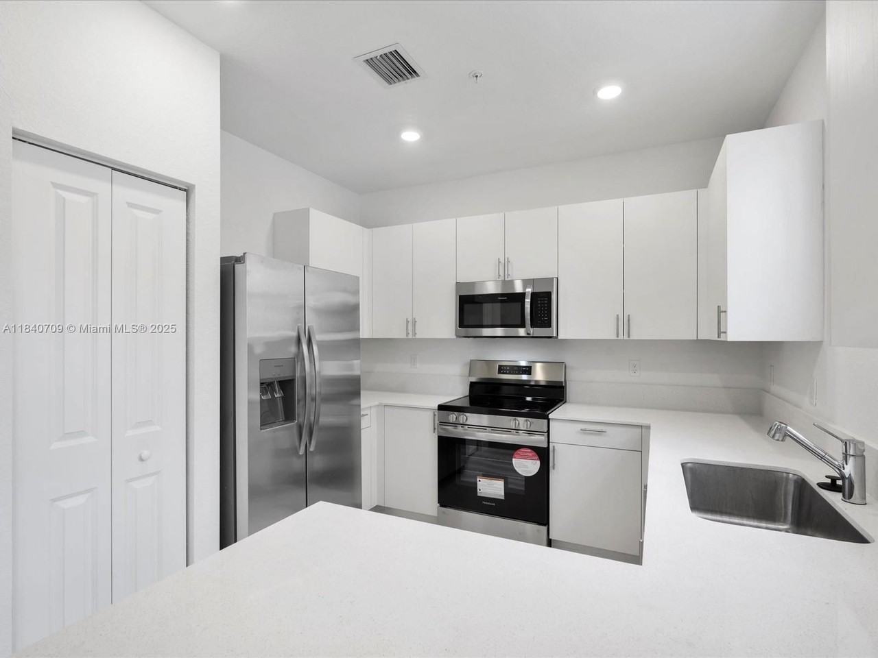 106 Sw 184th Ave - Photo 3 of 6