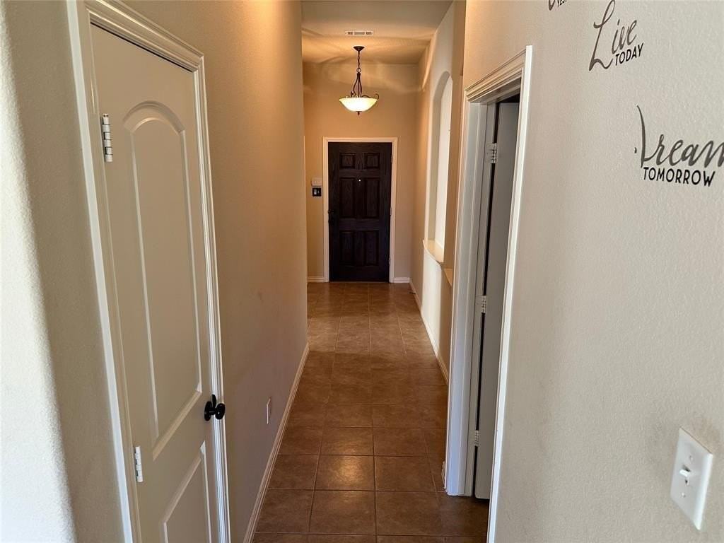 1013 Lake Grove Dr - Photo 2 of 26