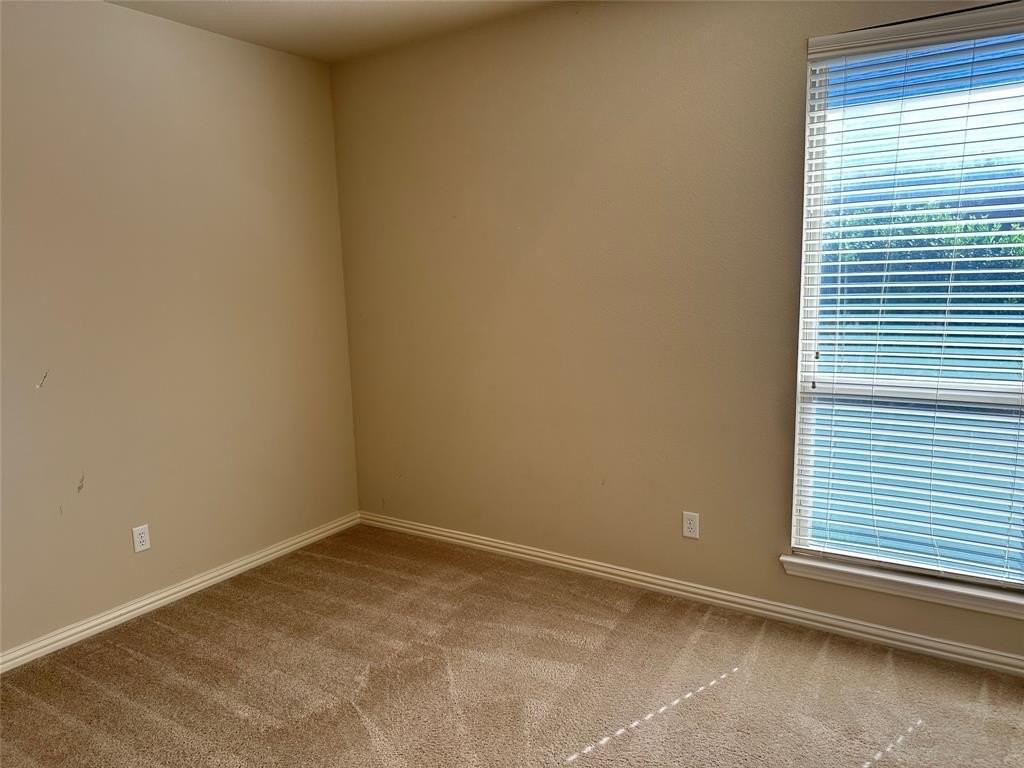 1013 Lake Grove Dr - Photo 4 of 26