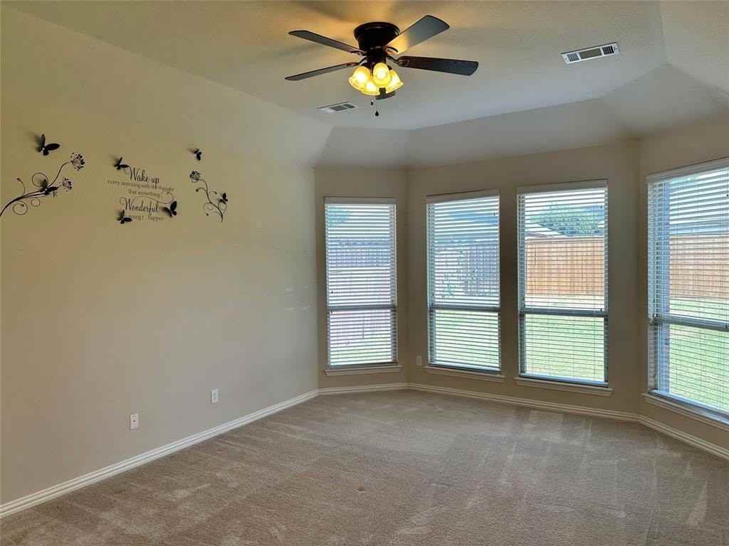 1013 Lake Grove Dr - Photo 6 of 26