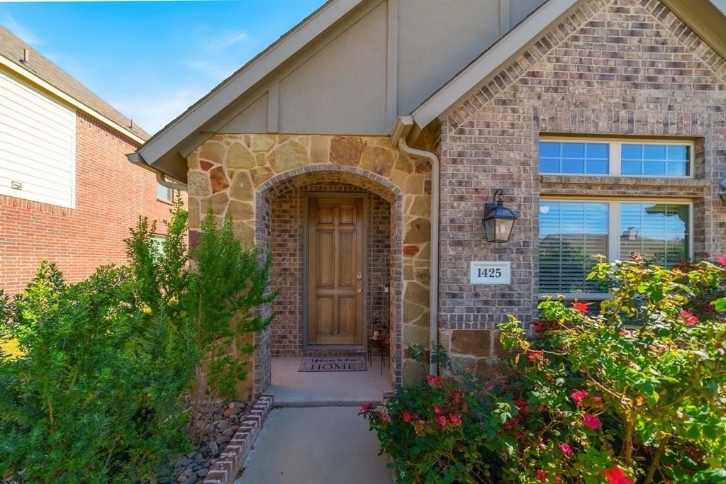 1425 Freesia Dr - Photo 4 of 39