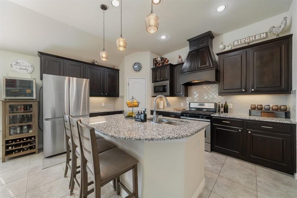 1425 Freesia Dr - Photo 6 of 39