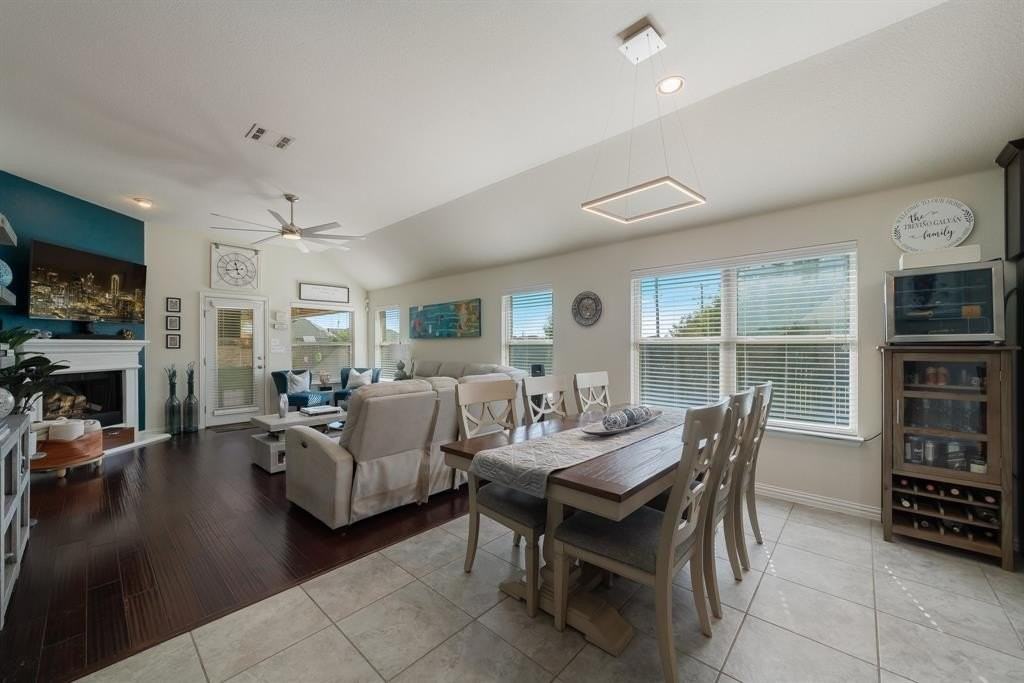 1425 Freesia Dr - Photo 7 of 39