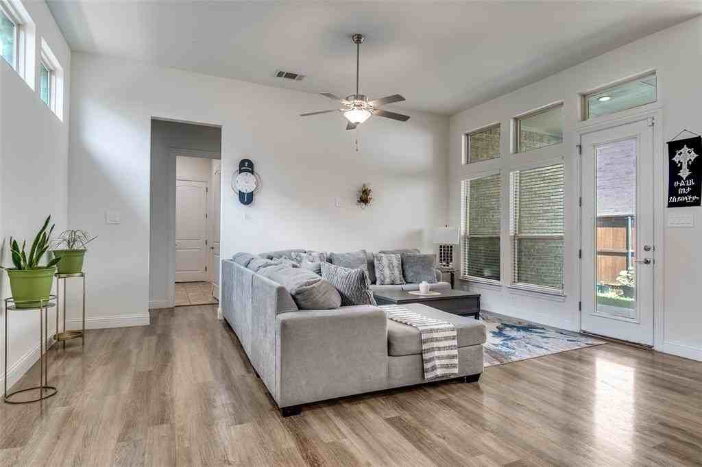 1521 Buckeye Trl - Photo 4 of 28