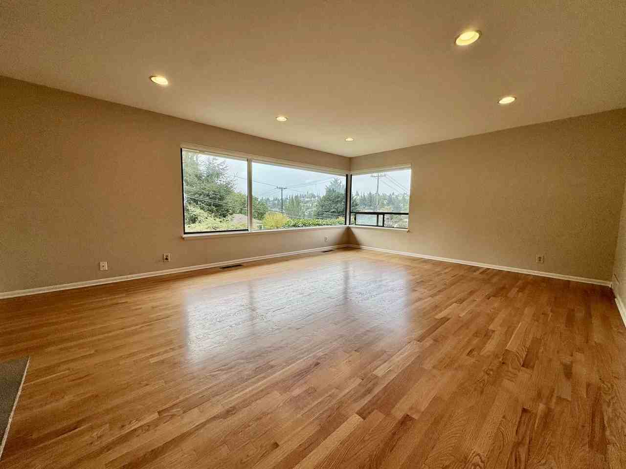 3116 W Emerson St - Photo 4 of 27