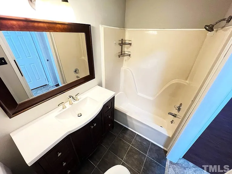 1607 Atkins Rd - Photo 4 of 11