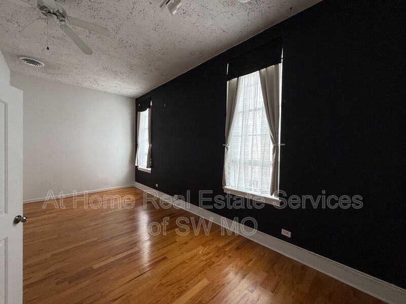 137 Park Central Sq #218 - Photo 4 of 12