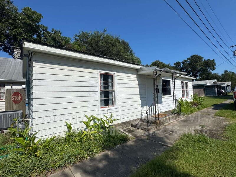 105 N Cemetery St - Photo 2 of 17