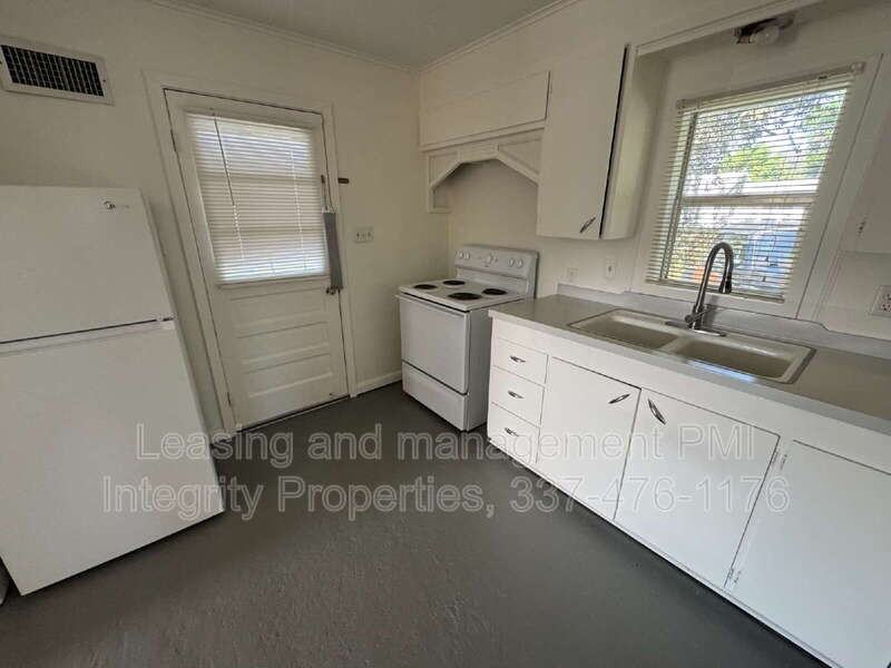 105 N Cemetery St - Photo 3 of 17