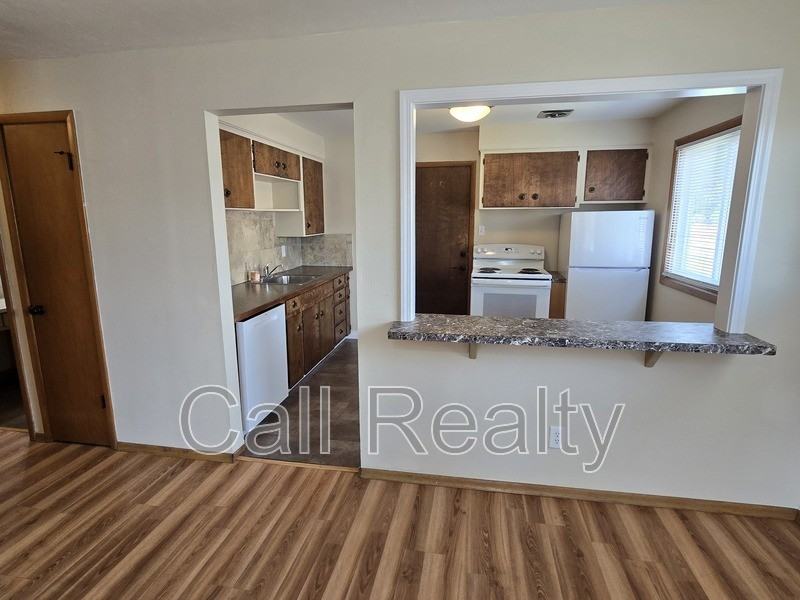 5227 N Crestline St - Photo 4 of 8