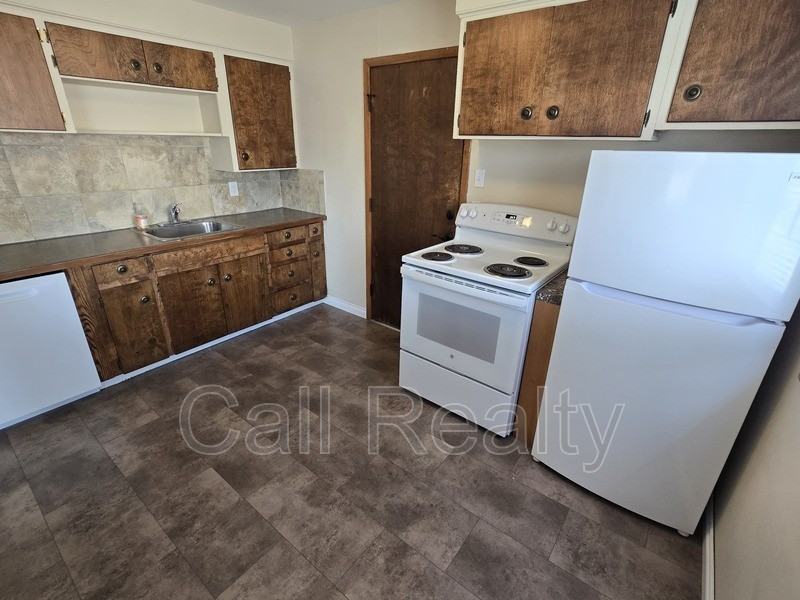 5227 N Crestline St - Photo 5 of 8