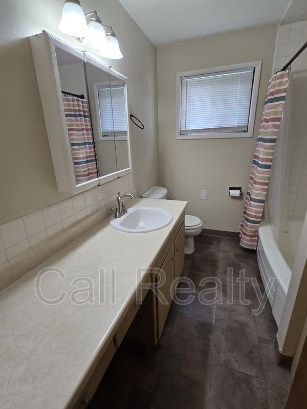5227 N Crestline St - Photo 7 of 8