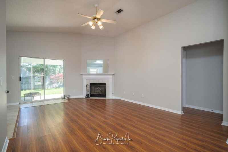 3020 Desert St - Photo 4 of 27