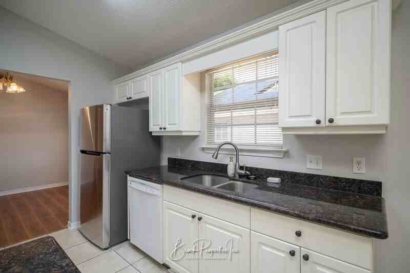 3020 Desert St - Photo 5 of 27