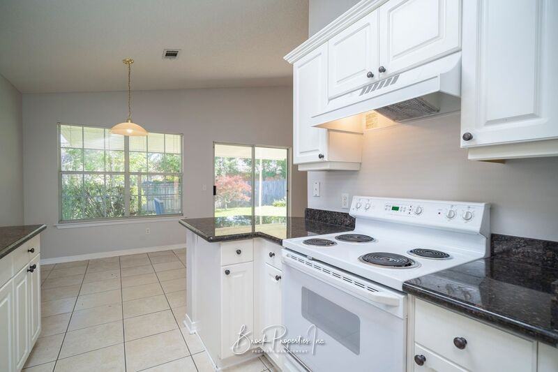 3020 Desert St - Photo 6 of 27