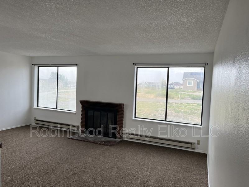 395 Parkchester Dr - Photo 5 of 25