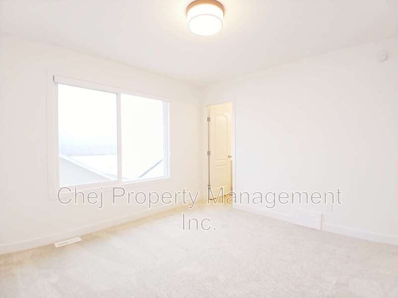 1946 209 St Nw - Photo 2 of 22