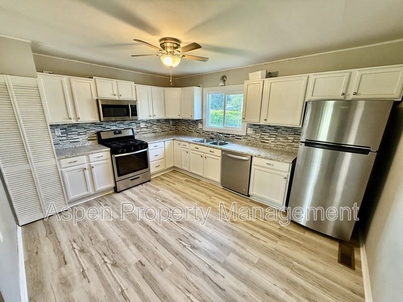 1101 Hillary Ave - Photo 3 of 11