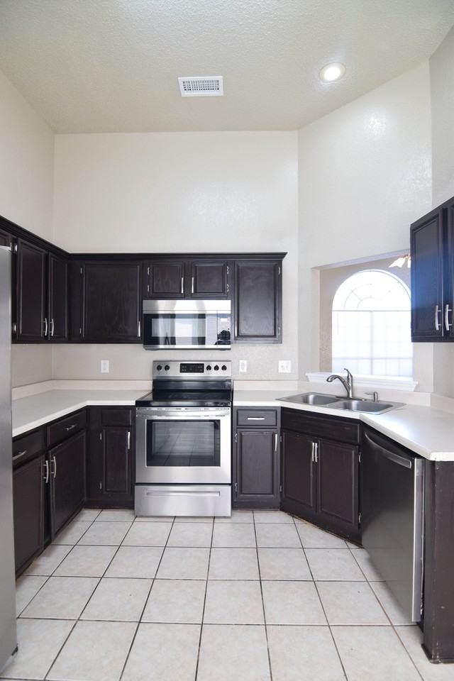 2408 Bluebonnet Dr - Photo 4 of 28