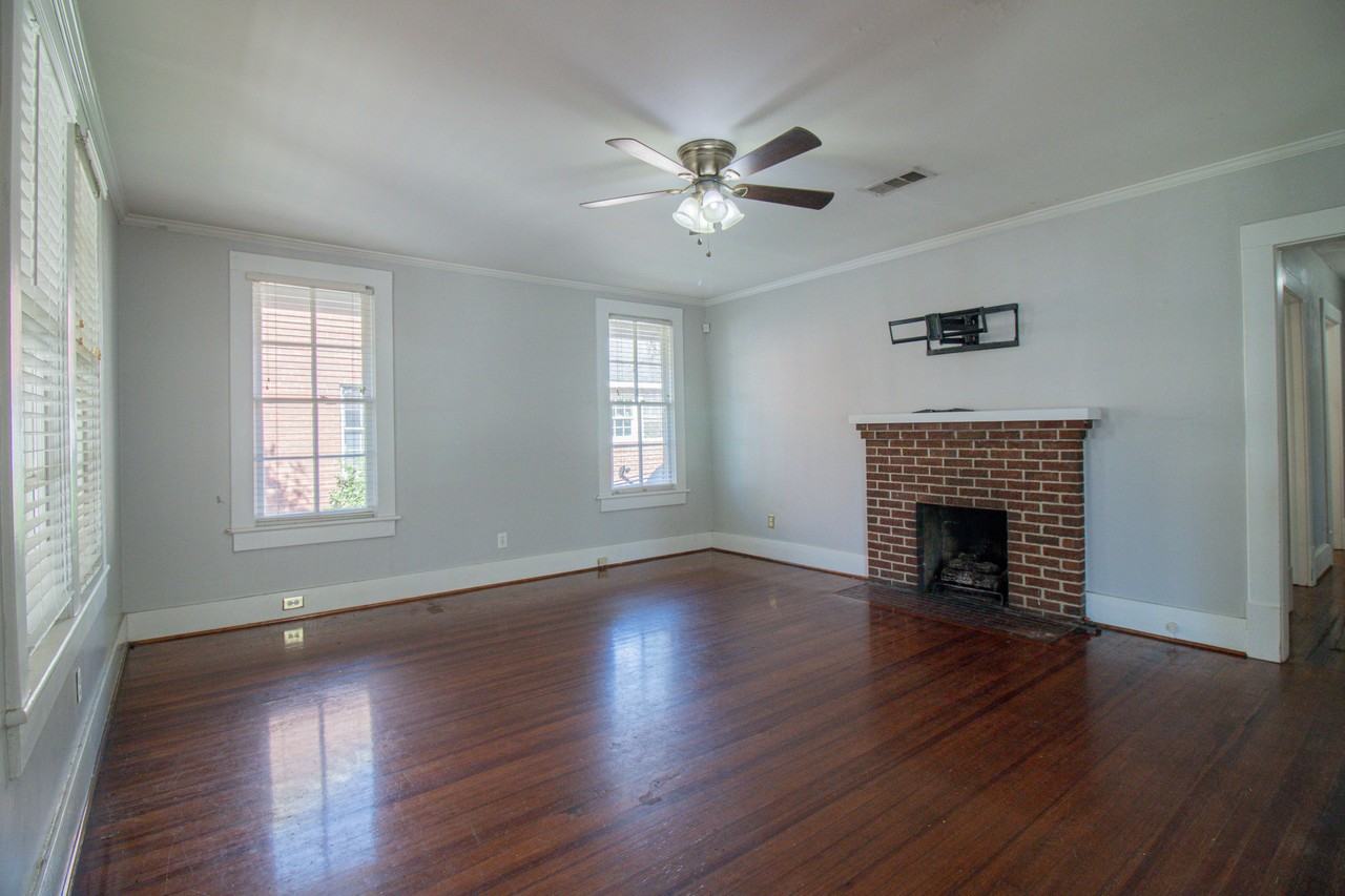 1323 32nd St - Photo 4 of 14