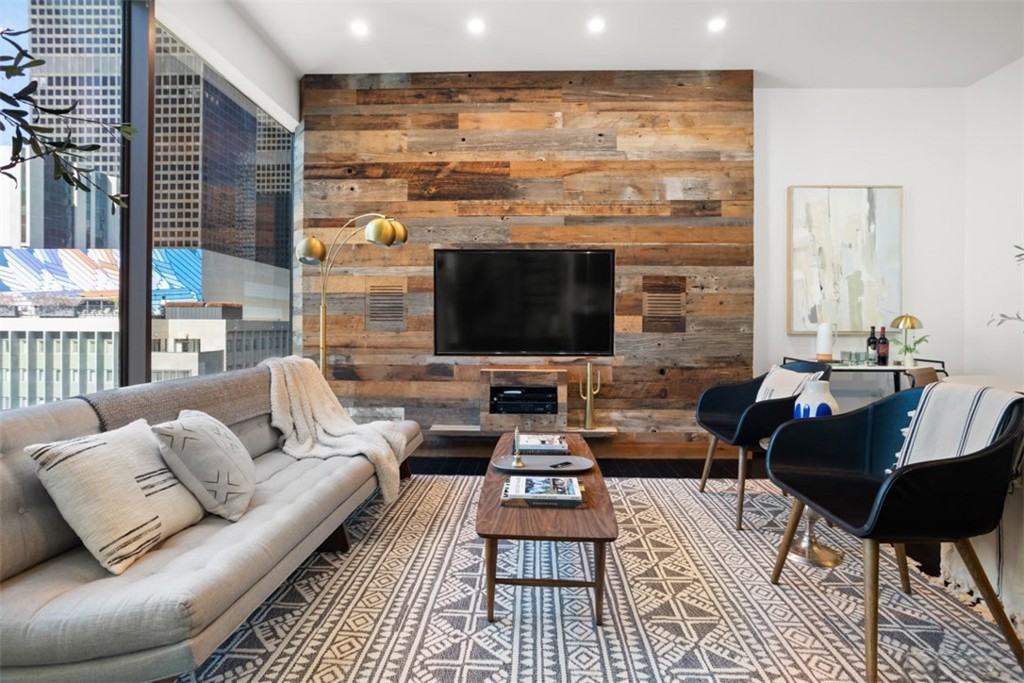 655 S Hope St - Photo 3 of 12