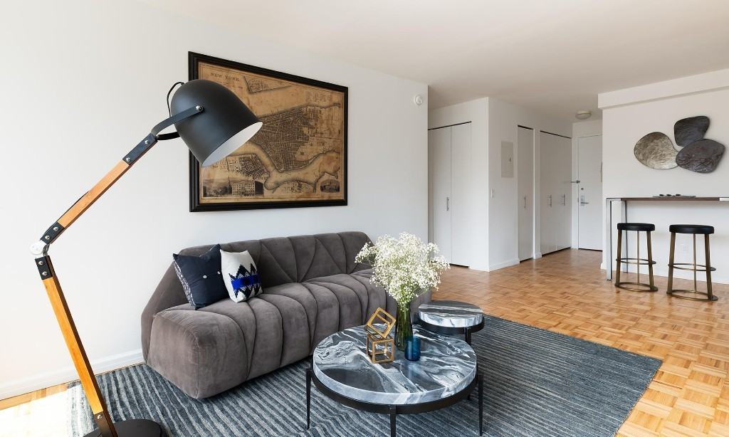 W 37th St #PH5 - Photo 2 of 8