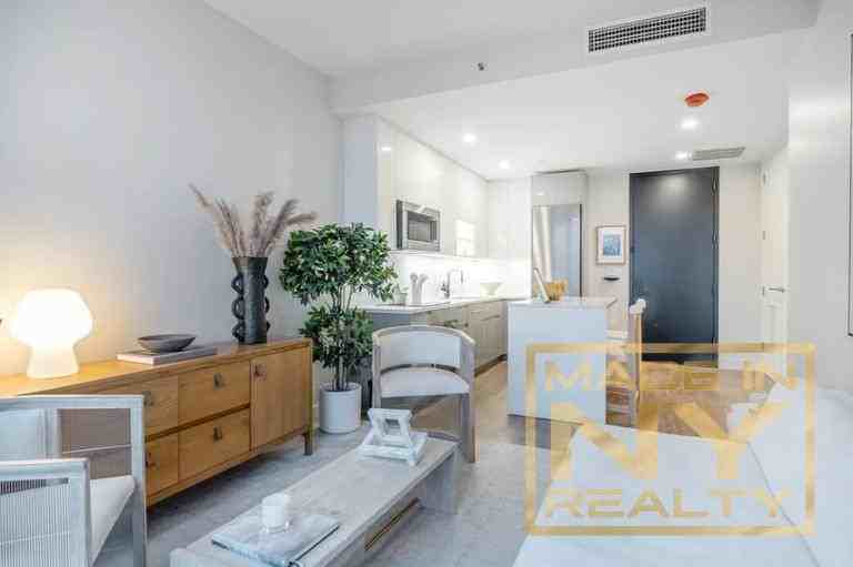 52nd St #6H - Photo 4 of 20