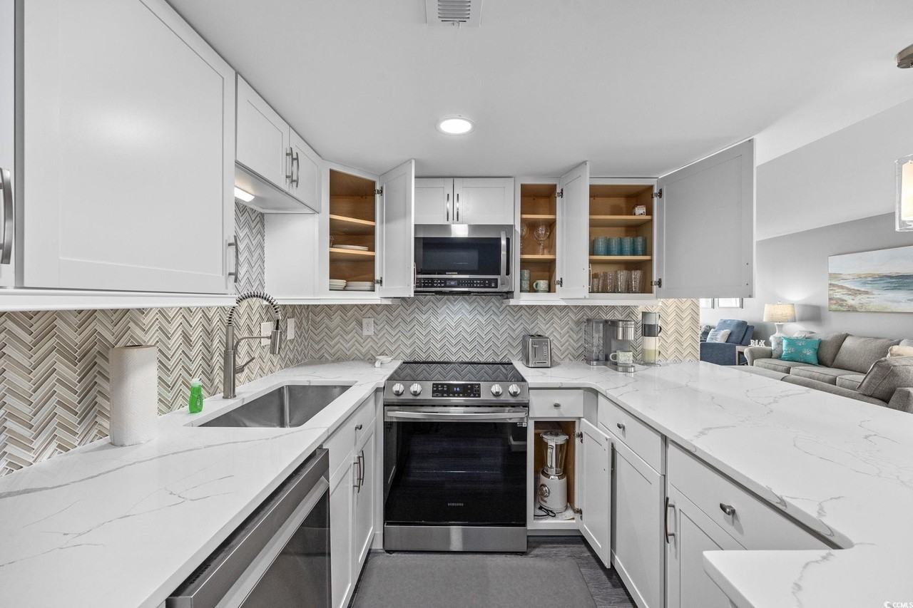 941 South Ocean Boulevard - Photo 5 of 38