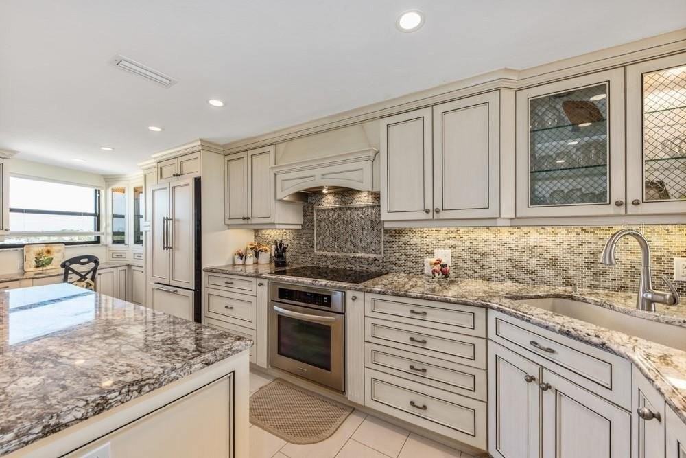 5770 Midnight Pass Rd #605 - Photo 6 of 42