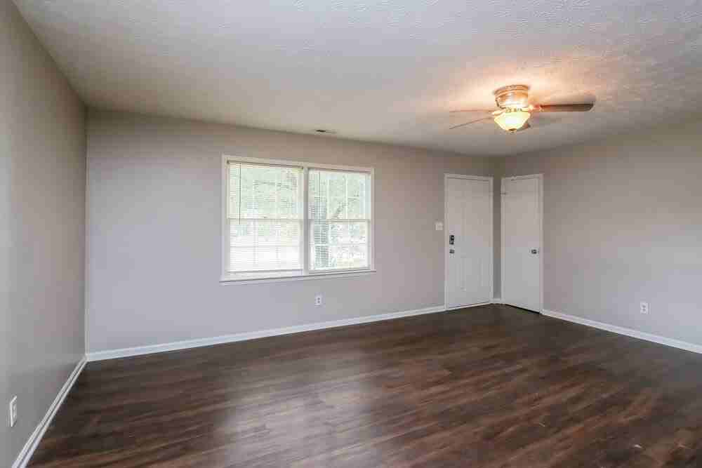 925 Virginia Ct Se - Photo 5 of 16