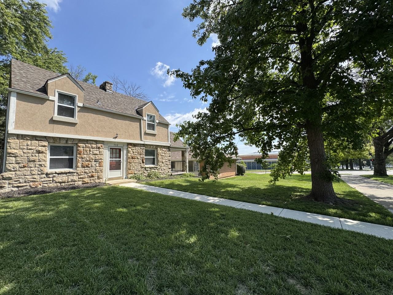 738 East Meyer Boulevard - Photo 2 of 27