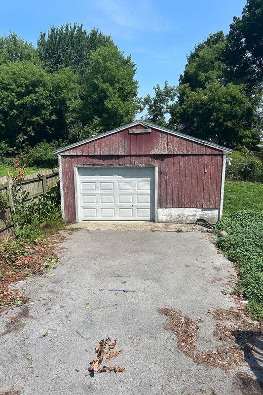 1029 Gill St - Photo 2 of 10